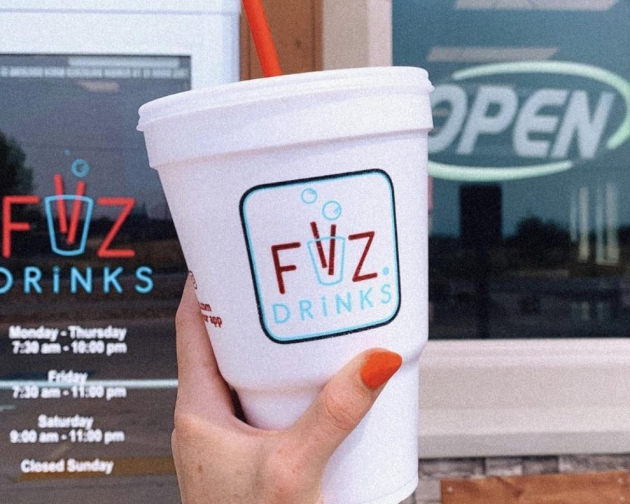 The+Fiiz+Drinks+staff+prepares+for+a+day+of+thirsty+customers+flooding+through+their+door.