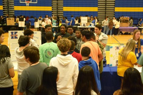 Students pitch their organization to interested eighth graders